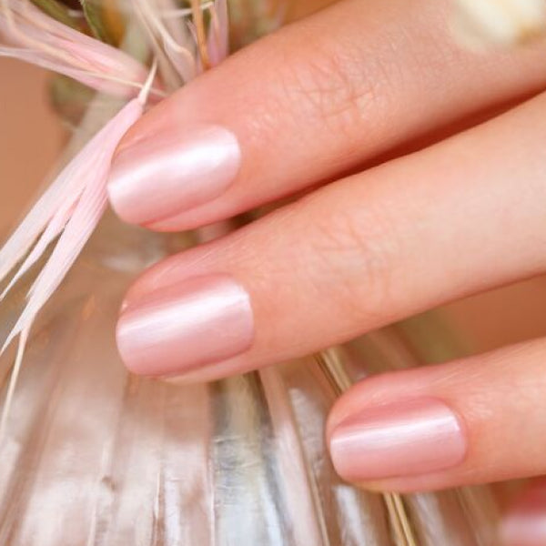 Tendance Pearl nails : pour une manucure nacrée ultra glowy