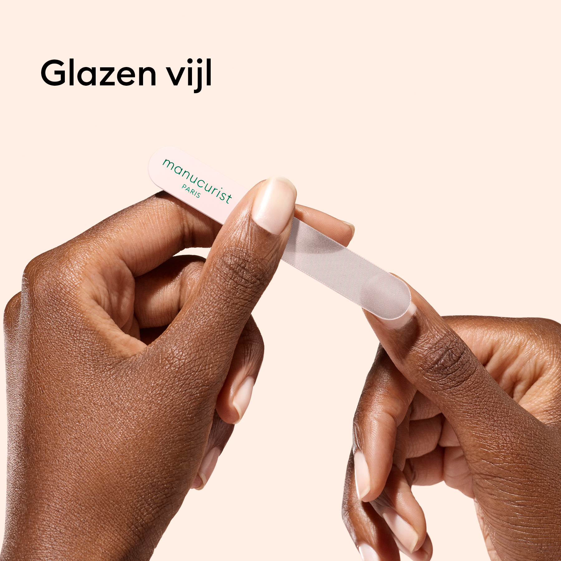Drie glazen nagelaccessoires