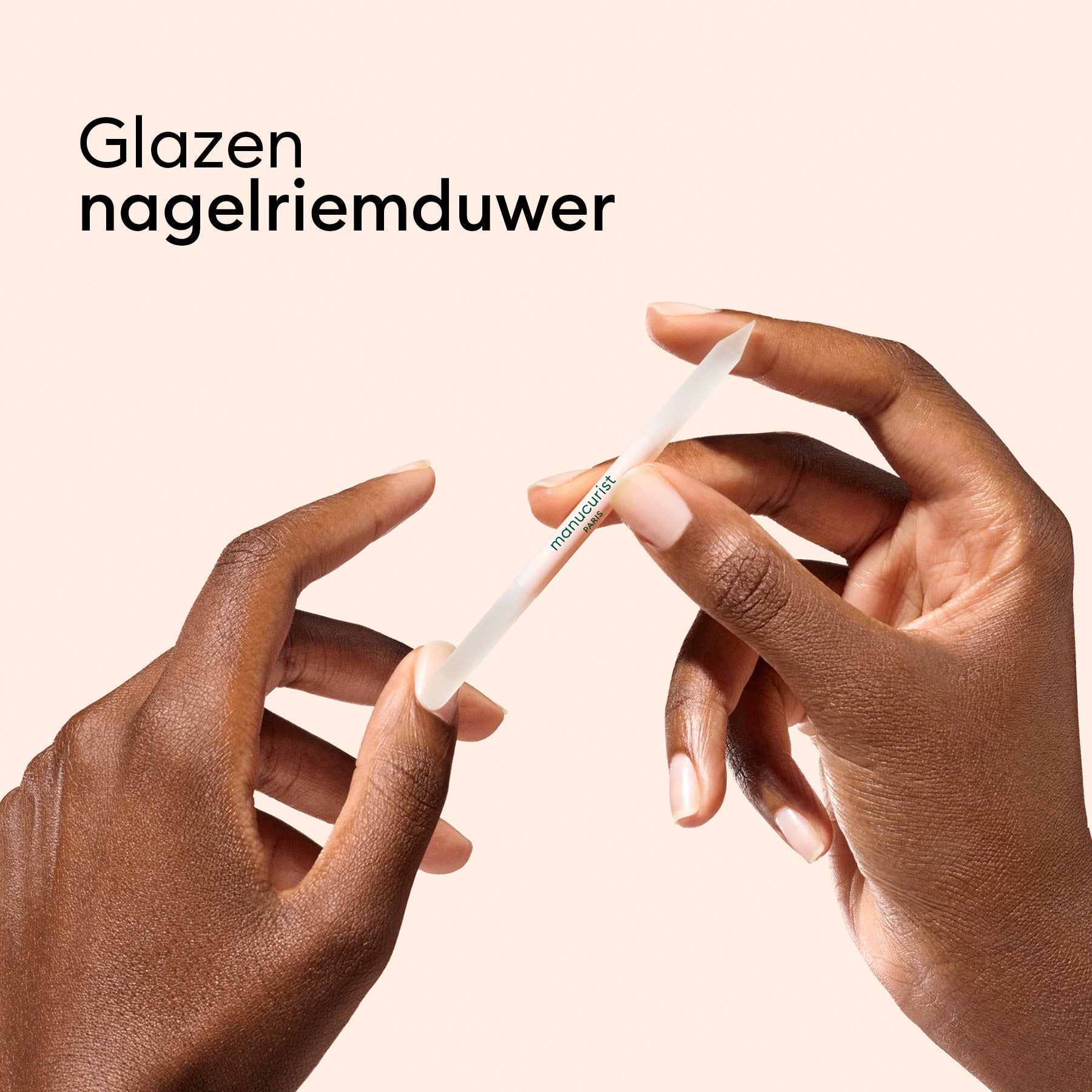 Drie glazen nagelaccessoires