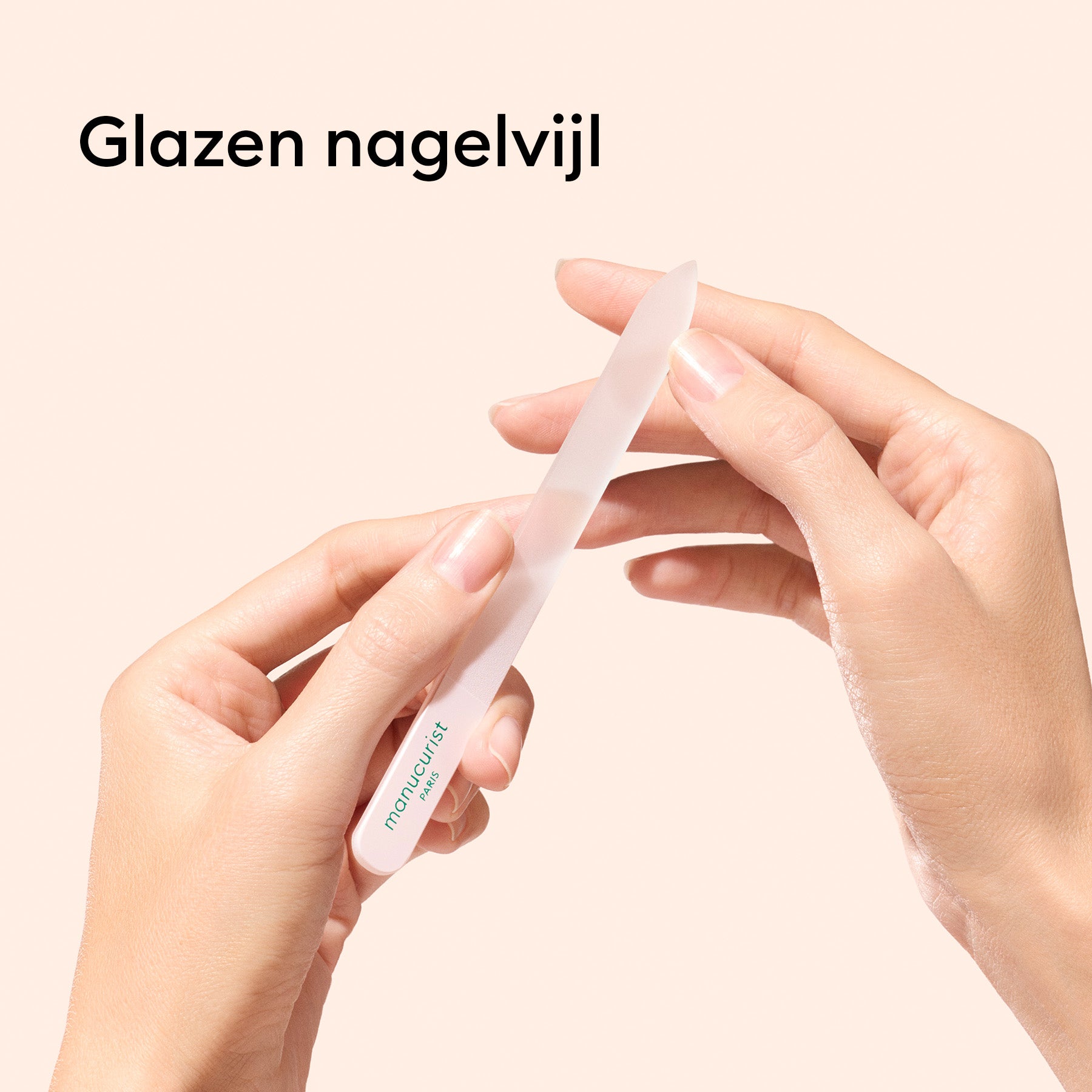 Drie glazen nagelaccessoires