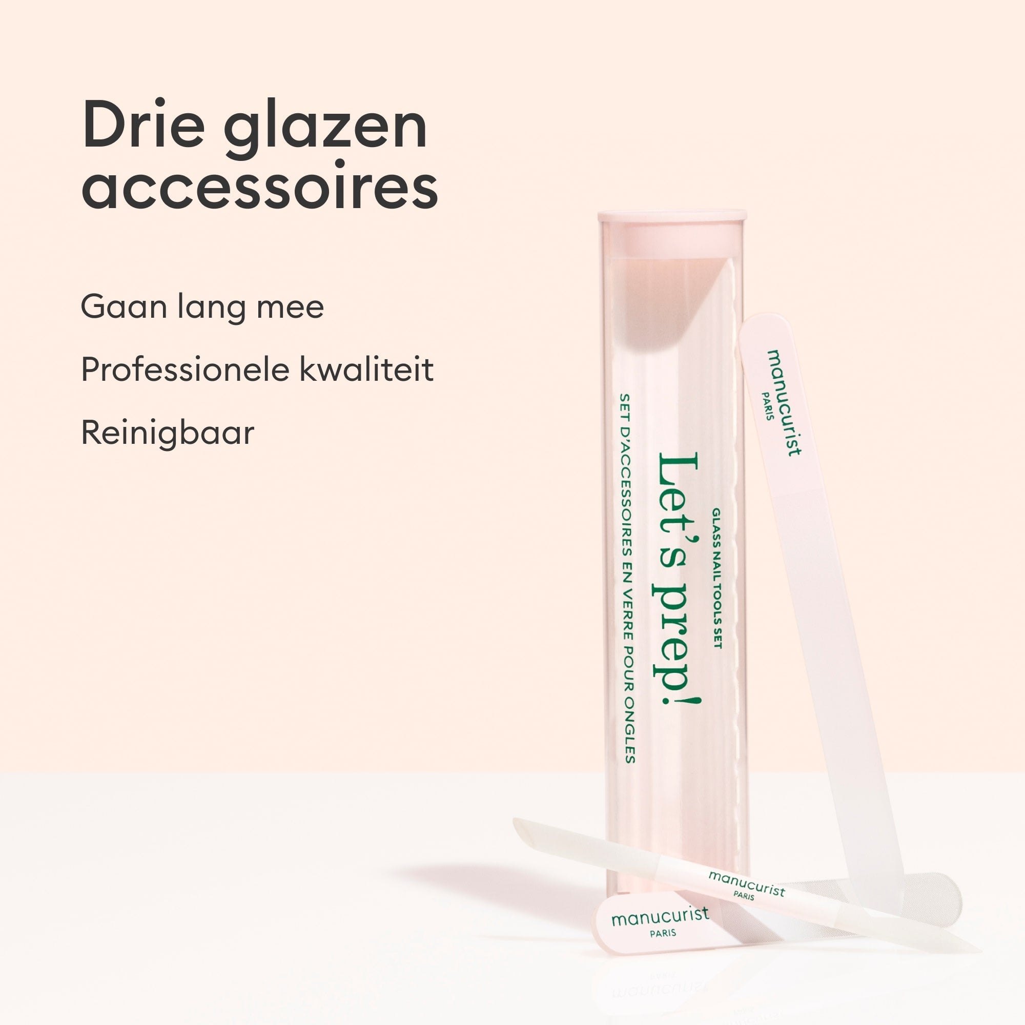 Drie glazen nagelaccessoires