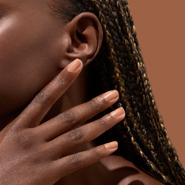 Quelles couleurs de vernis conviennent le mieux aux peaux foncées ?