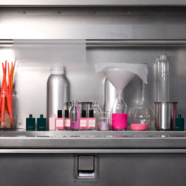 Dans les coulisses de Manucurist : les étapes de création d'une couleur de vernis à ongles