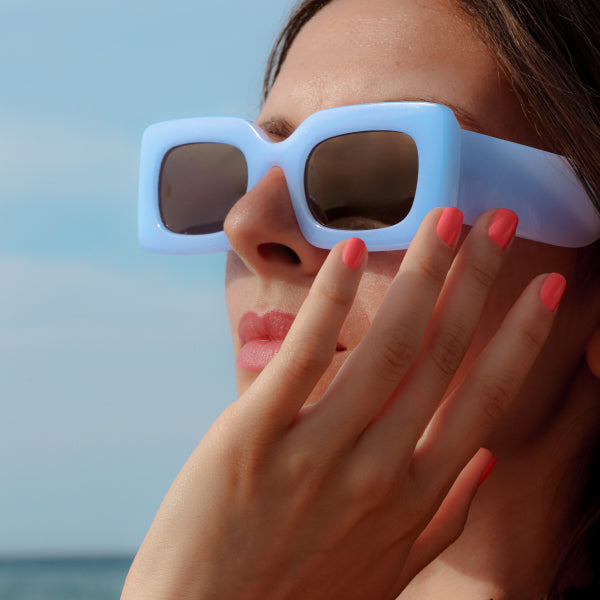 Ongles néons : nos idées manucure inspirées des années 90