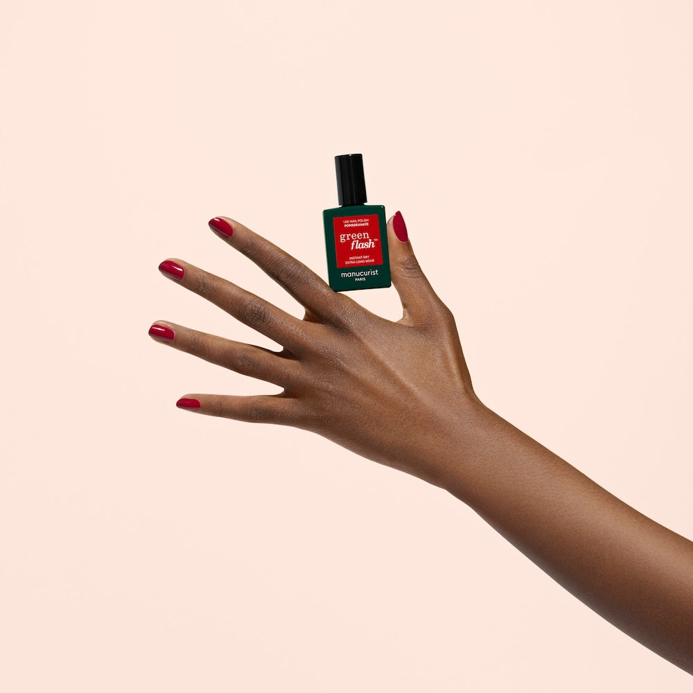 Main portant le vernis Green flash Pomegranate