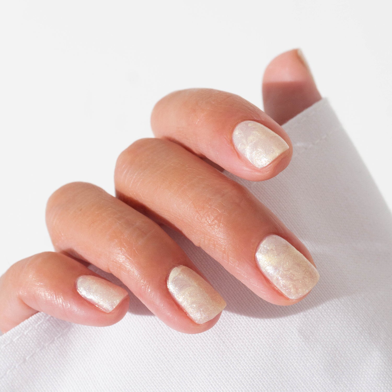 Adoptez les pearl et oyster nails : les tendances manucure été 2024