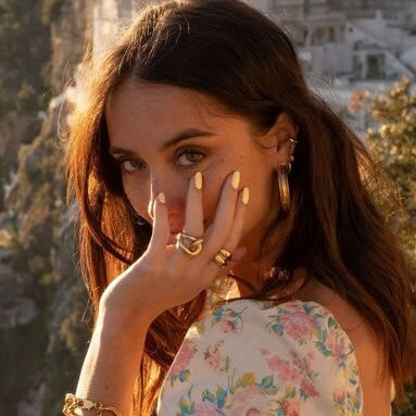 Jeune femme avec vernis jaune pastel Mimosa