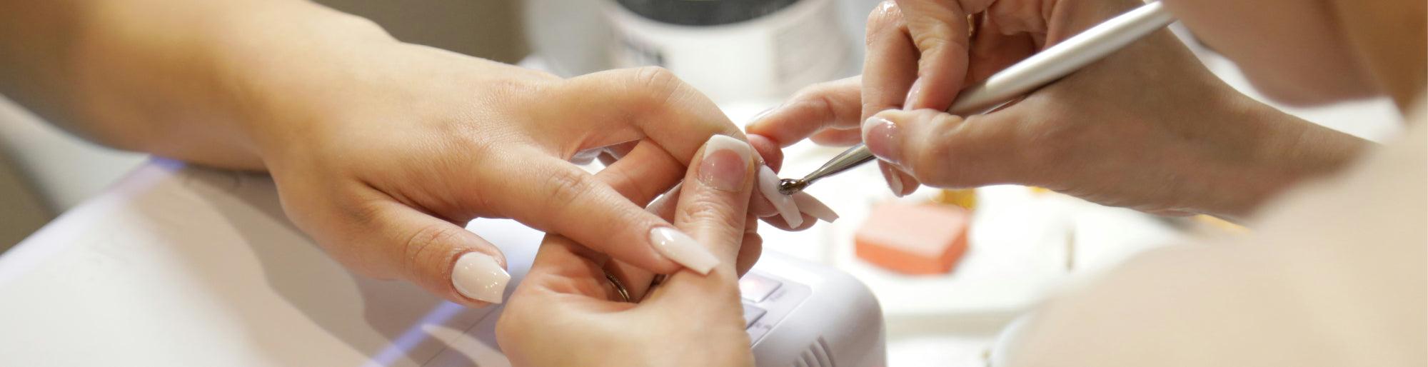 Application ongles résine institut (Unsplash)