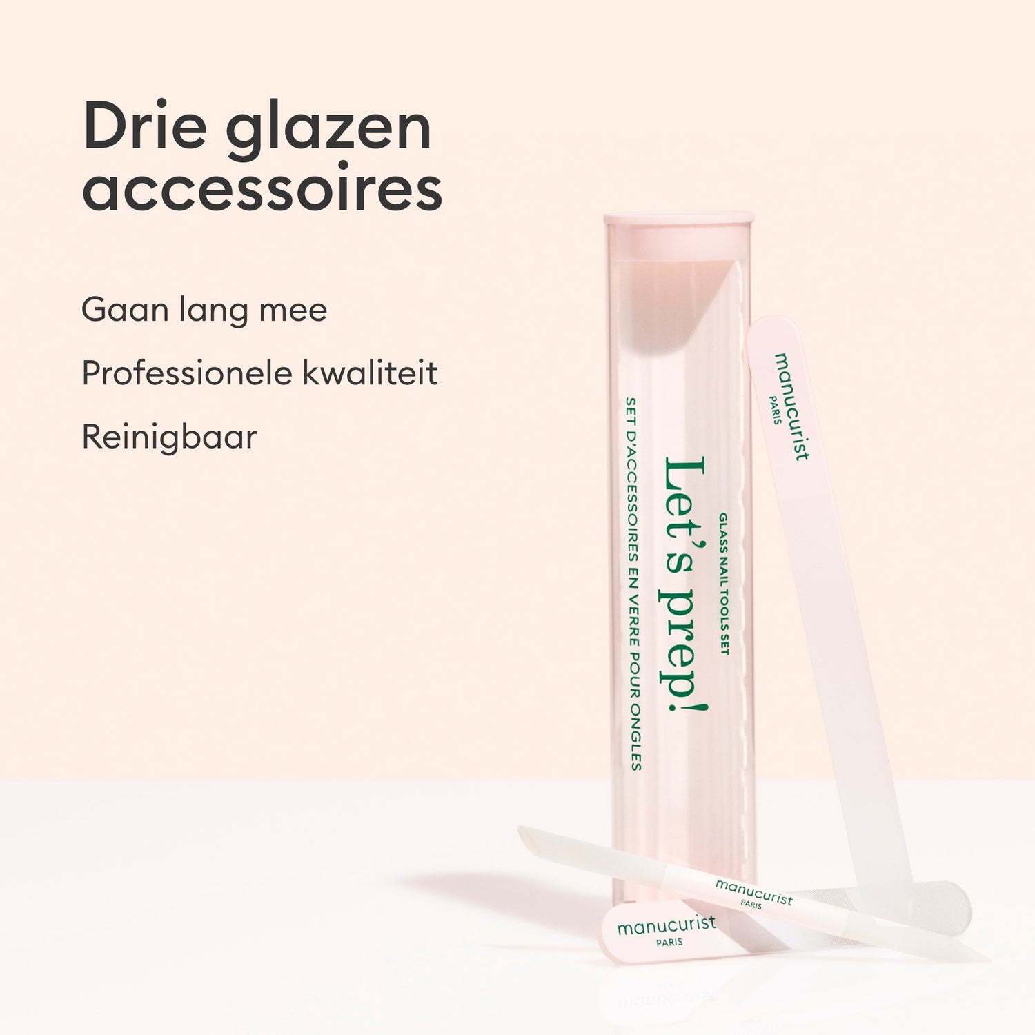 Drie glazen nagelaccessoires