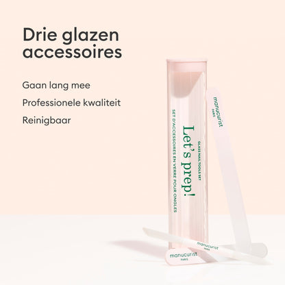 Drie glazen nagelaccessoires